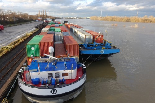 Das Bild zeigt zwei beladene Containerschiffe am Niehler Hafen in Köln.